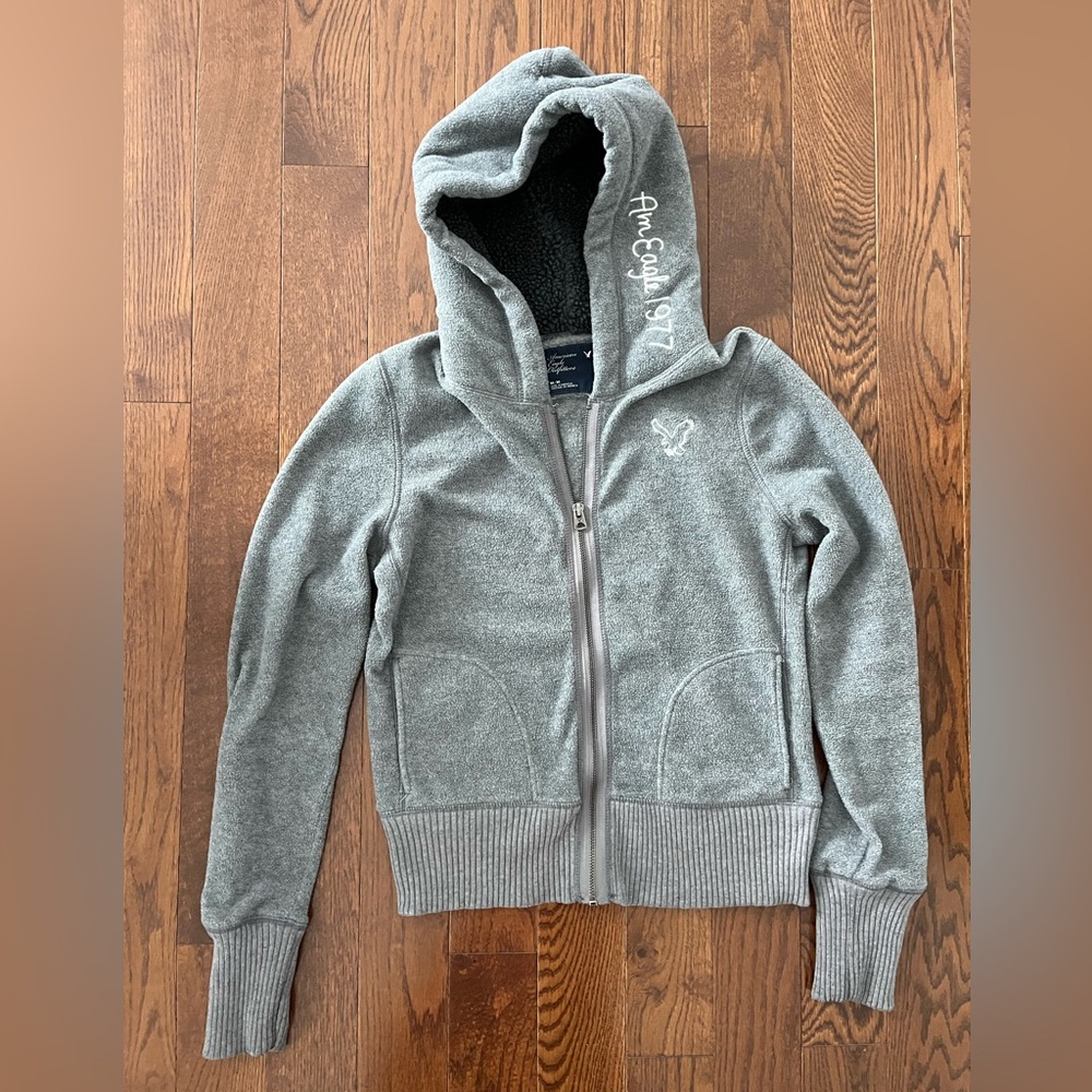 Women’s or Juniors gray American Eagle hoodie very warm and comfy size M